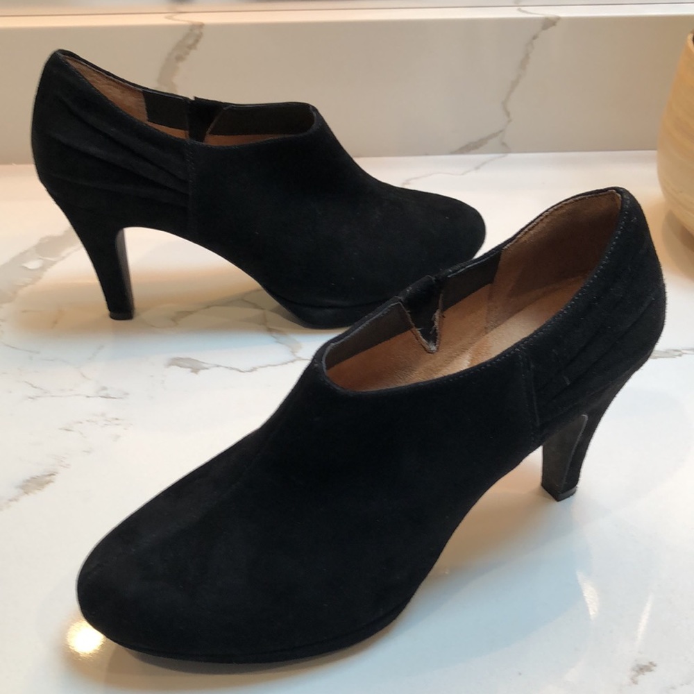 Indigo by Clarks Wessex Azure black suede heels, size 8.5. Excellent condition.
